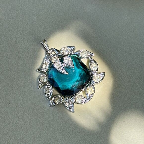 Sarah Coventry Vintage Emerald Green Glass Pendant and Adjustable Ring Set - Picture 3 of 7